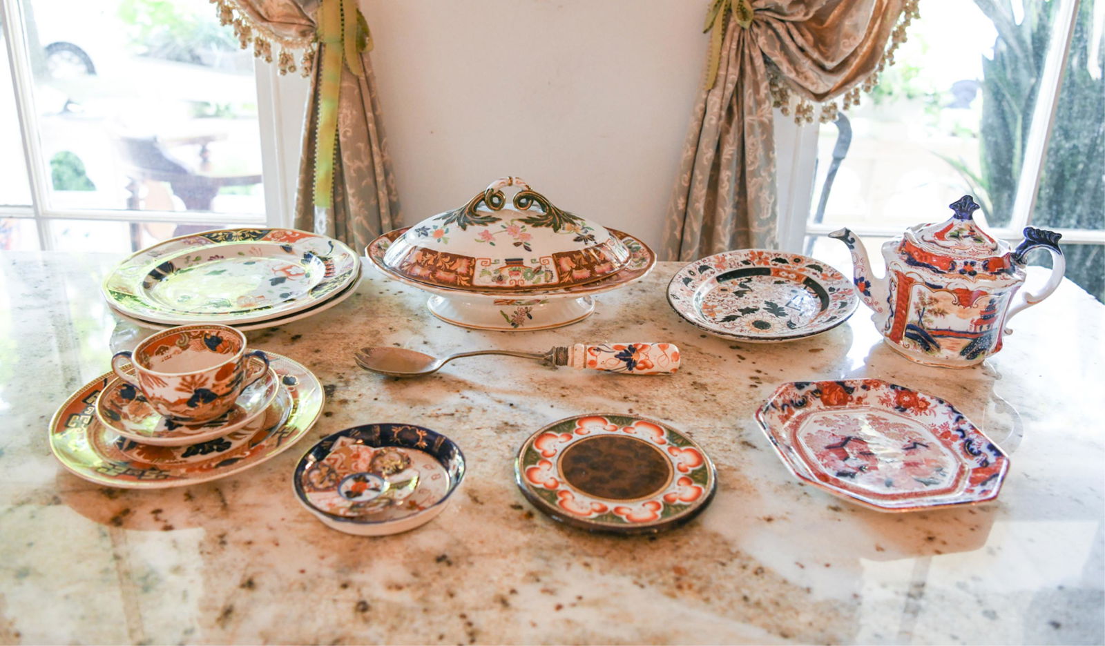 GROUPING OF ENGLISH PORCELAIN (1 of 11)