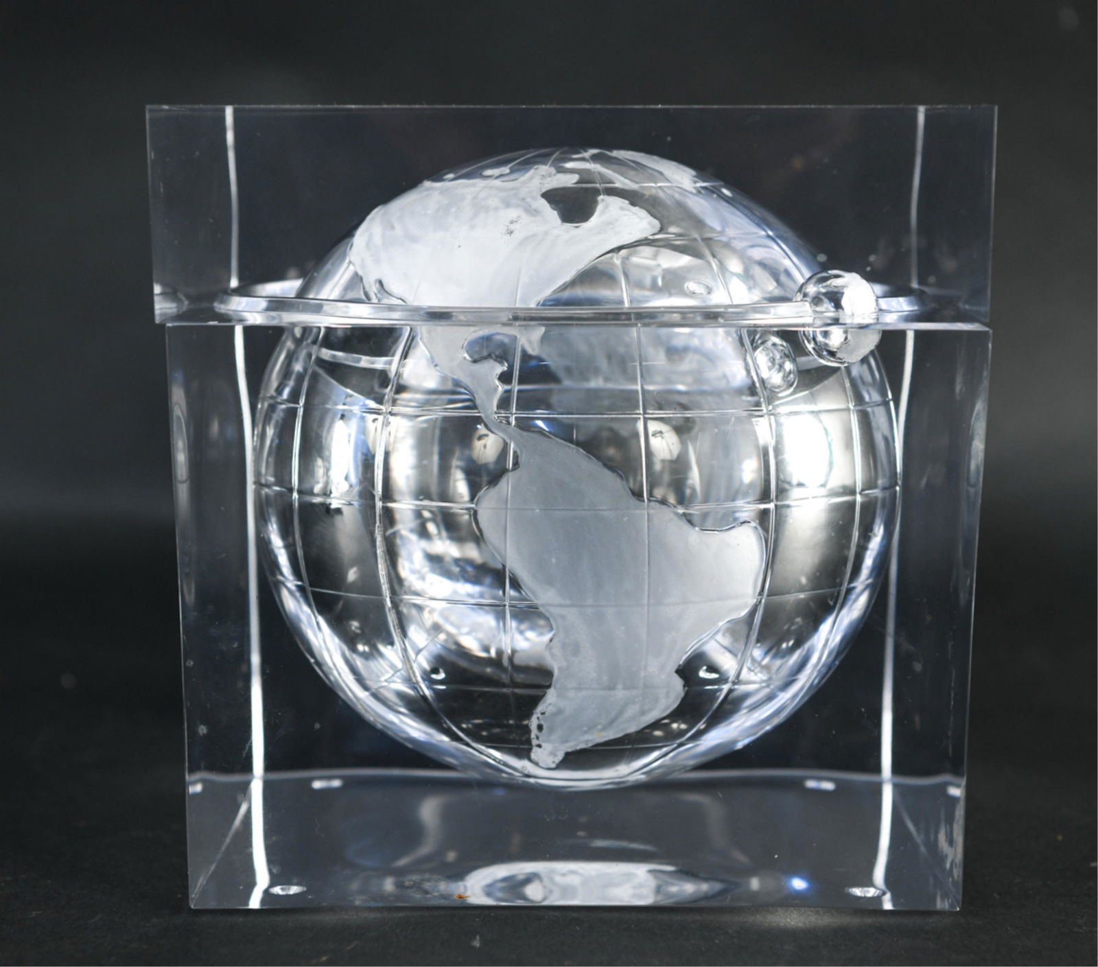 LUCITE GLOBE ICE BUCKET (1 of 13)