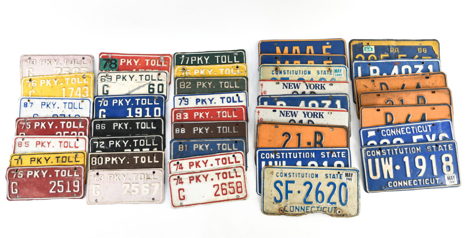 GROUPING OF VINTAGE LICENSE PLATES (1 of 15)