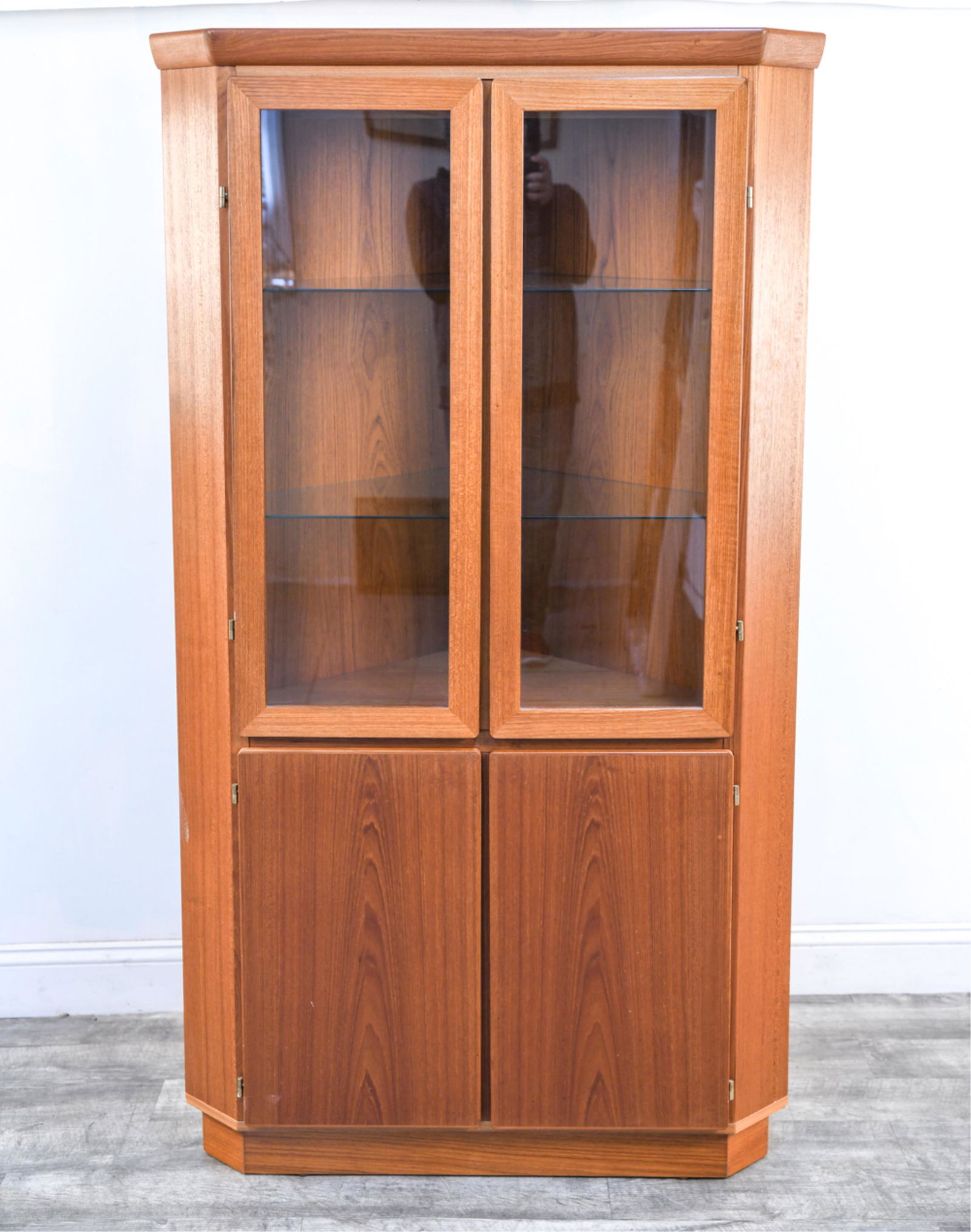 SKOVBY MID-CENTURY CORNER DISPLAY CABINET (1 of 19)