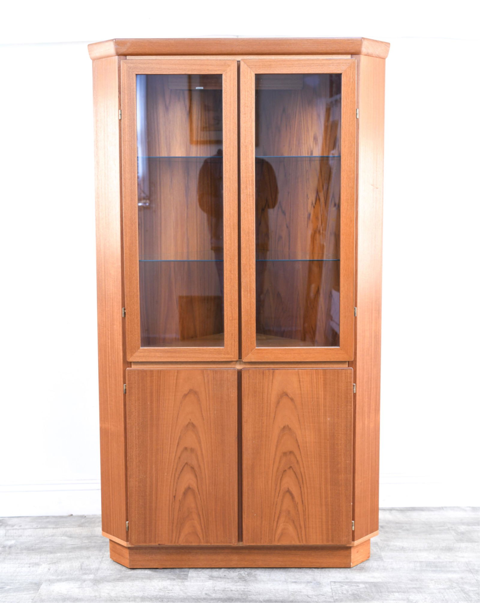 SKOVBY MID-CENTURY CORNER DISPLAY CABINET (1 of 13)