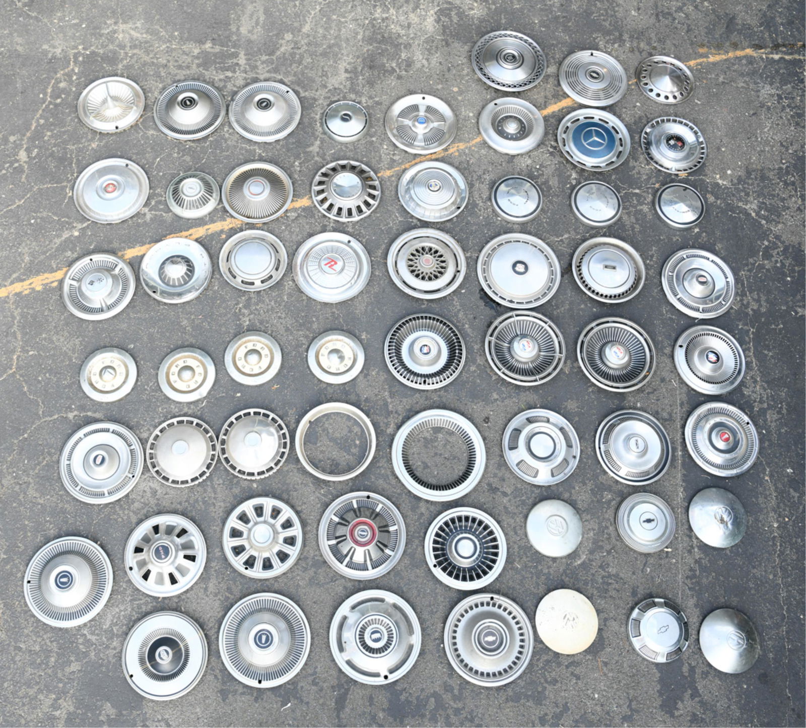 (56) GROUPING OF HUB CAPS (1 of 20)