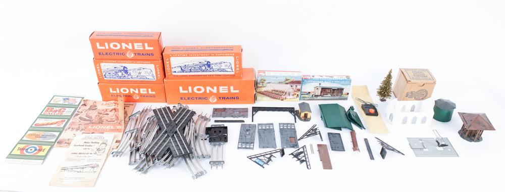 GROUPING OF LIONEL TRAIN CARS AND ACCESSORIES (1 of 18)