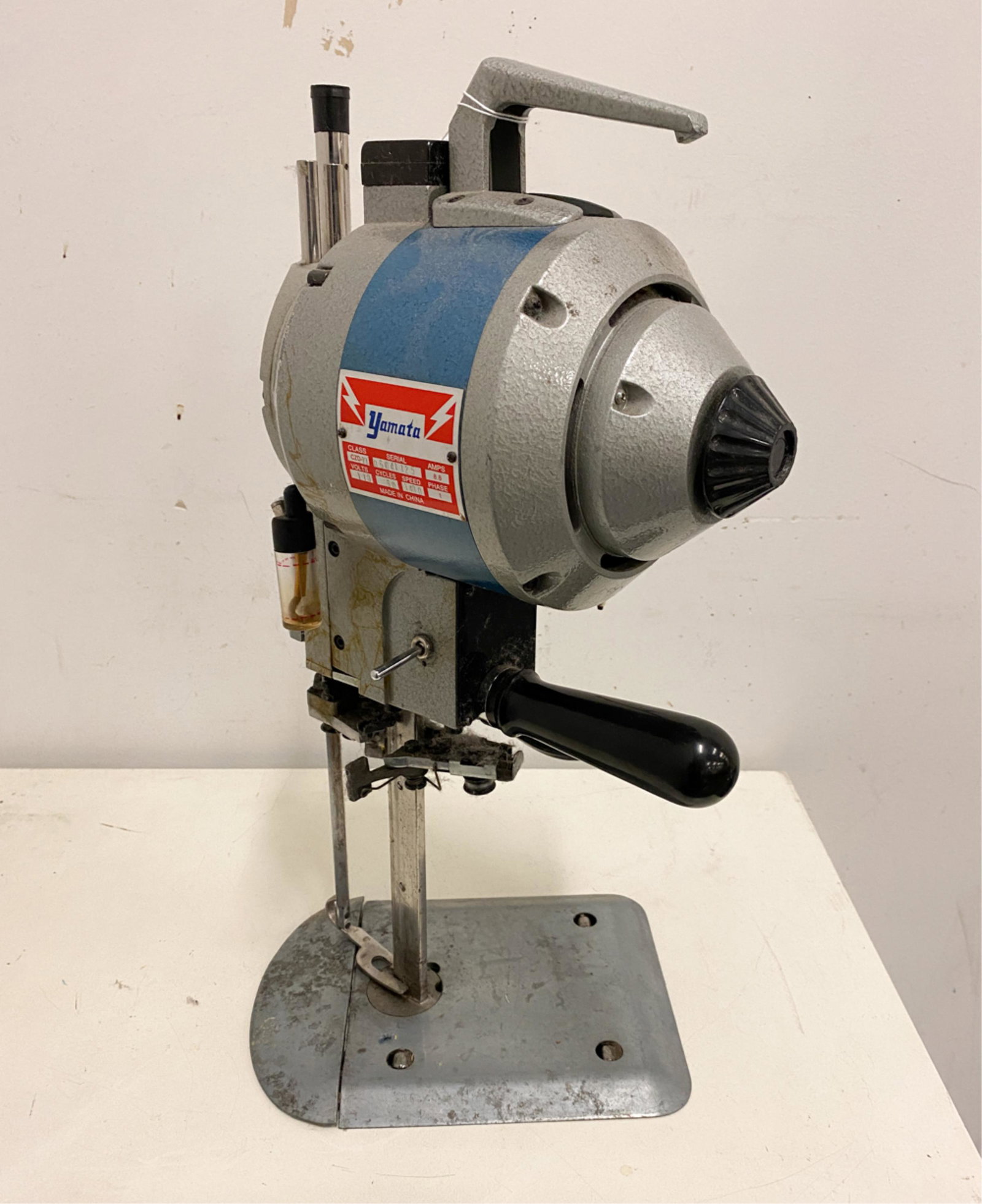 YAMATA FABRIC CLOTH CUTTING MACHINE (1 of 6)