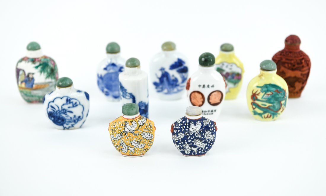 GROUPING OF CHINESE PORCELAIN SNUFF BOTTLES ETC. (1 of 16)