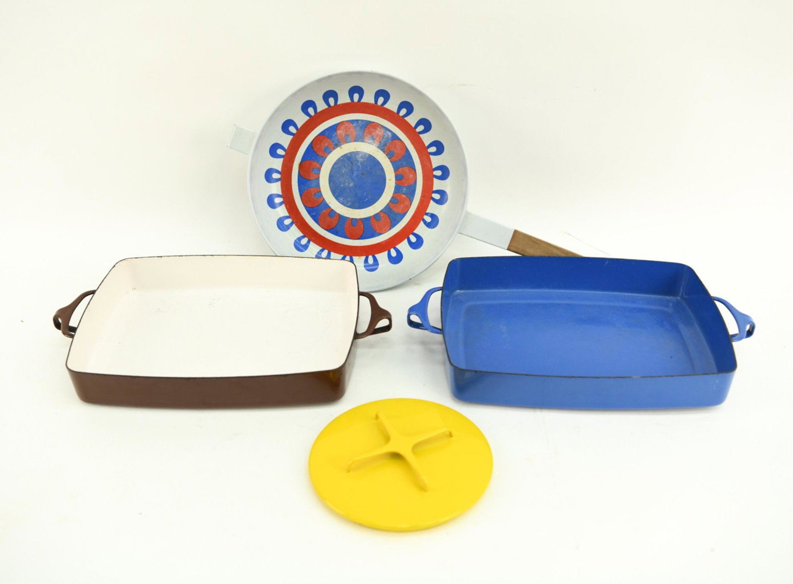 GROUPING OF MID-CENTURY ENAMELED COOKWARE (1 of 11)
