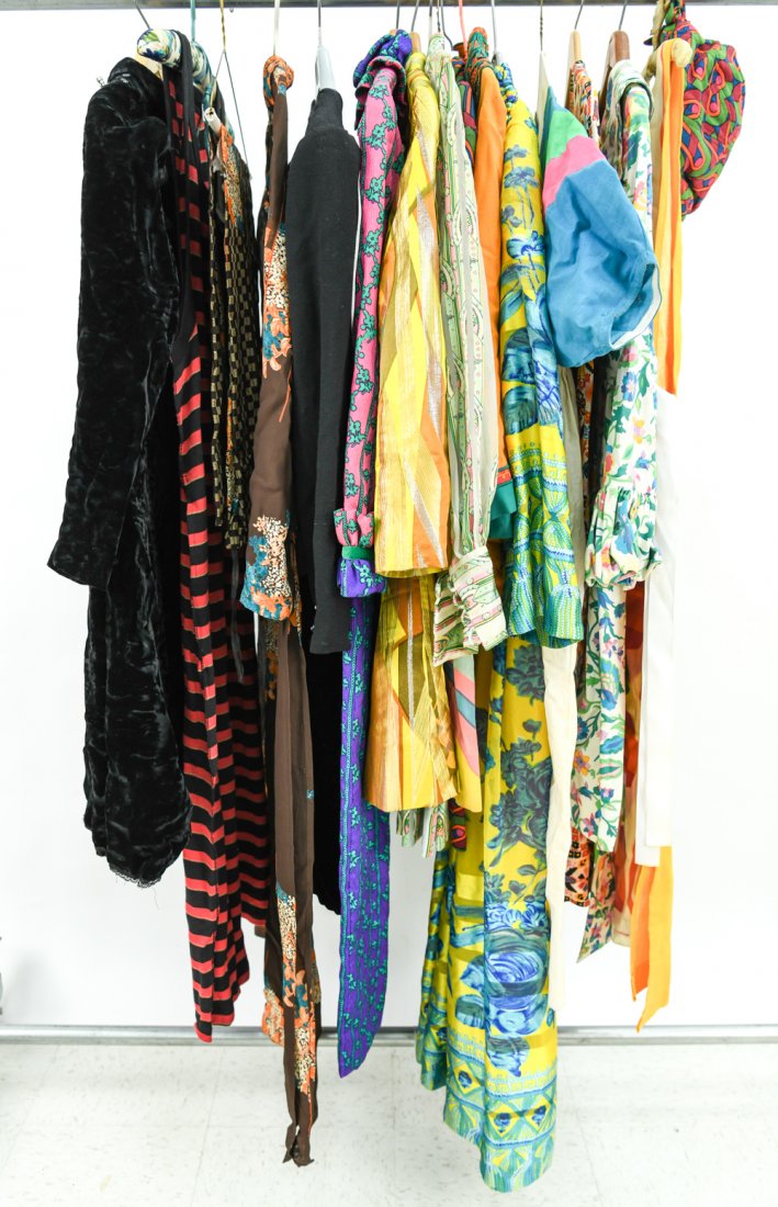 GROUPING OF VINTAGE LADIES CLOTHING (1 of 12)