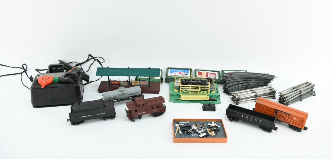 VINTAGE LIONEL TRAIN GROUPING (1 of 14)