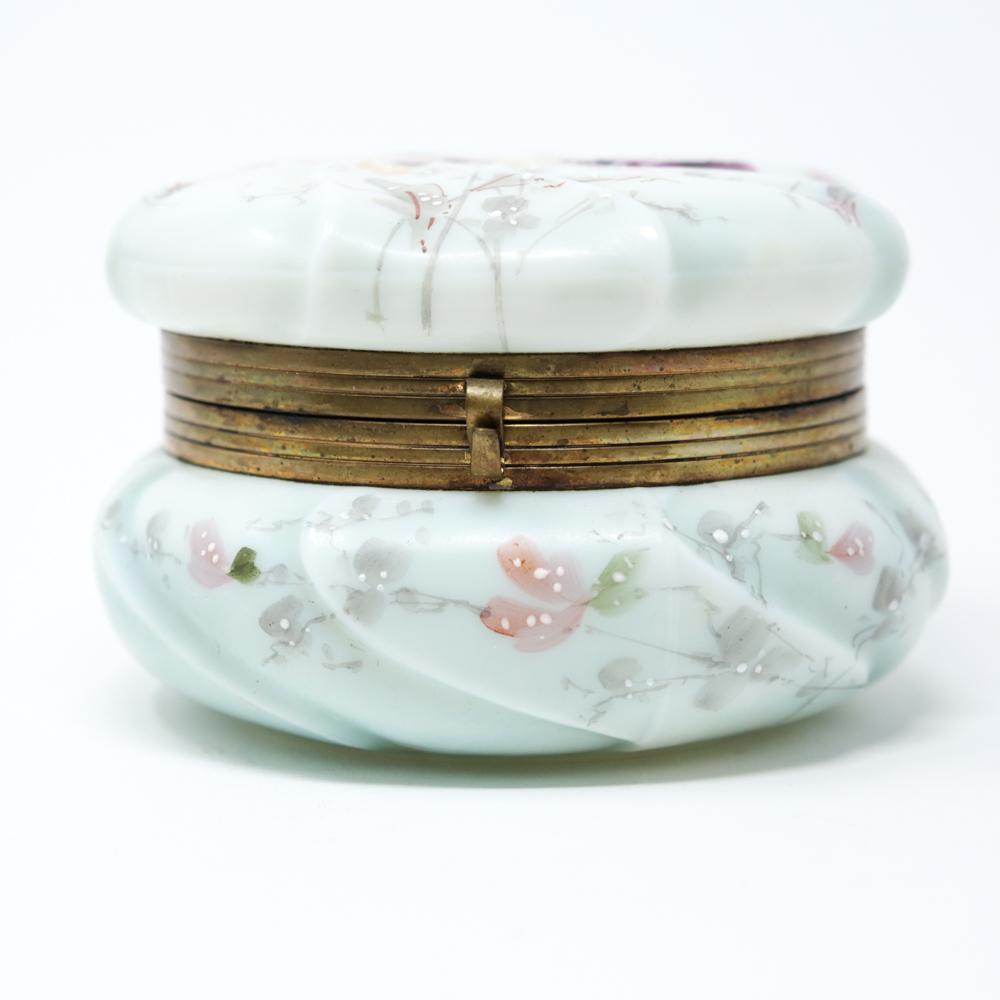 WAVECREST PORCELAIN DRESSER BOX (1 of 10)
