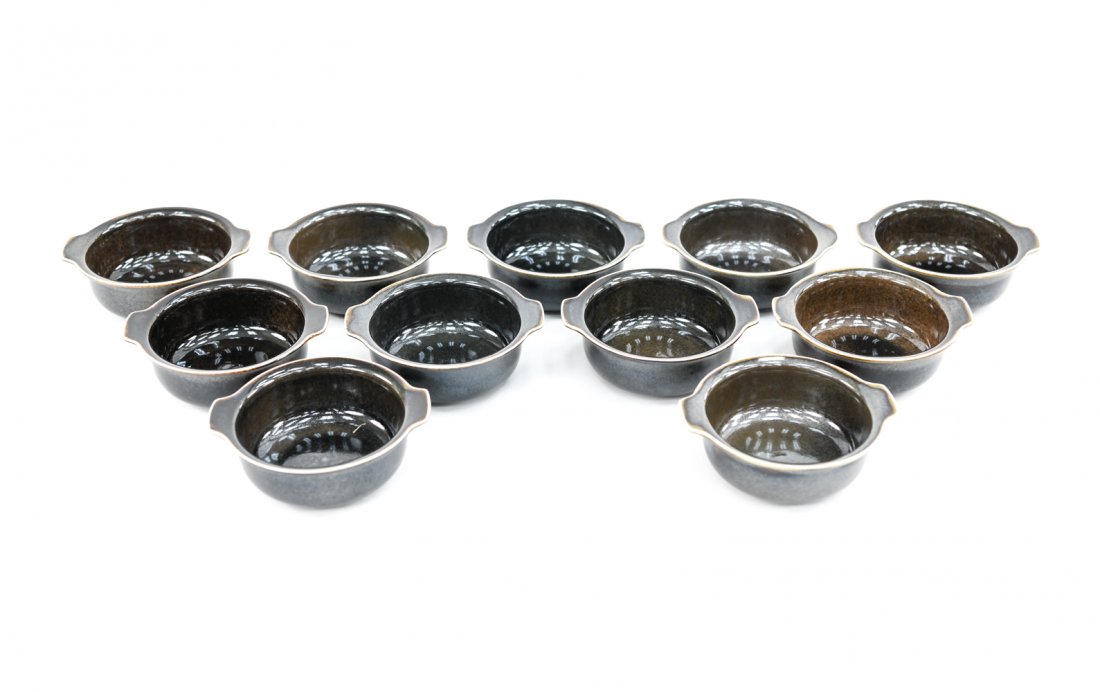 (11) ARABIA ATELJE SOUP/LUG BOWLS: Finnish modern Arabia Atelje soup bowls. Designed by Goran Back. Marked underneath: Arabia Finland. Circa 1970s. Dimensions: H 2.25" x W 6.5" x D 5.75" Condition: Few minor surface scratches.
