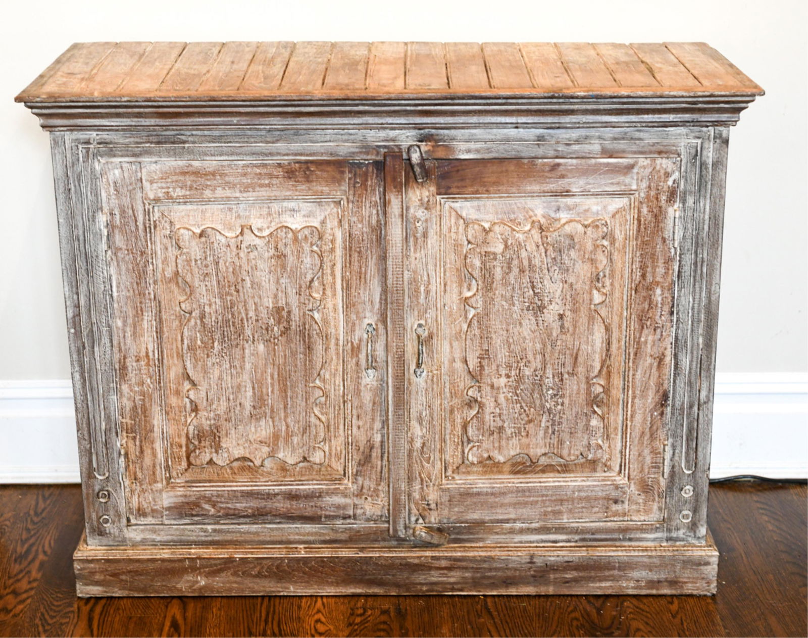 DISTRESSED WOODEN CABINET (1 of 10)