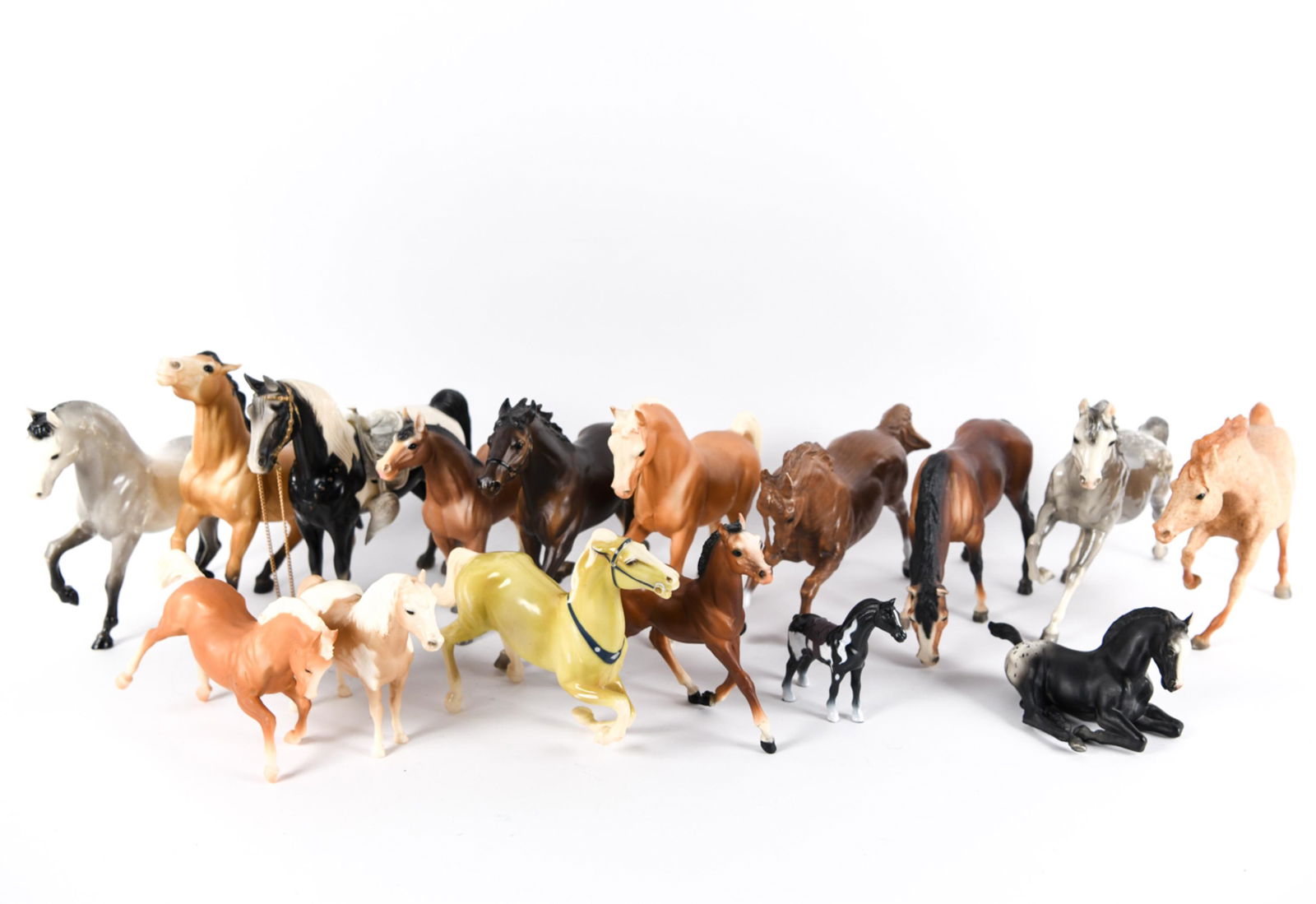GROUPING OF BREYER HORSE FIGURES (1 of 15)