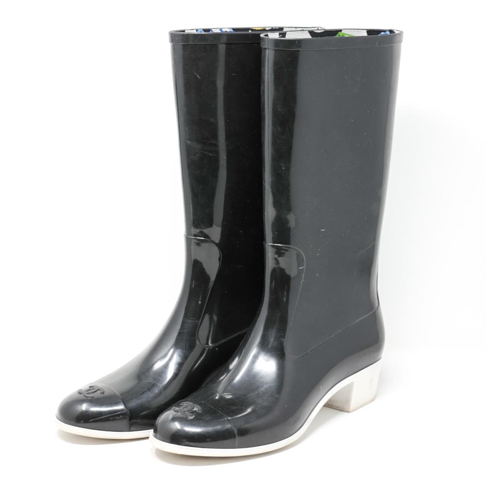 PAIR OF LADIES CHANEL RAIN BOOTS: Marked underneath: Chanel, made in Italy. Size 40. Chanel logo to toes. Condition: Gently used, some scuffs and light surface soiling to white heels from use. Note: We are offering in-house shipping t