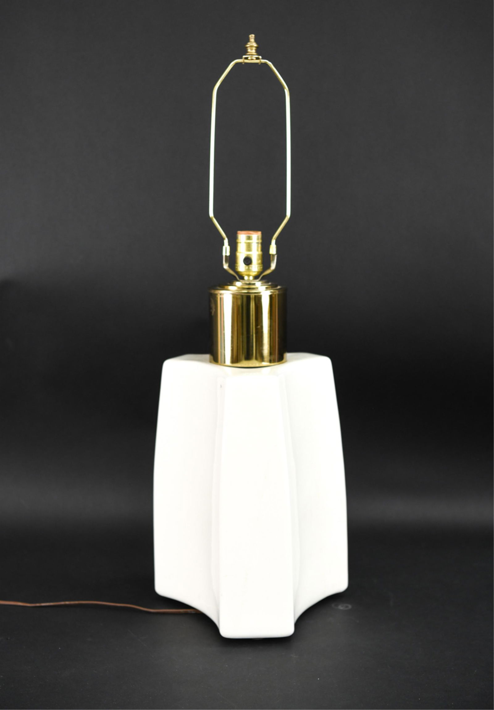 MID-CENTURY WHITE CERAMIC TABLE LAMP (1 of 17)