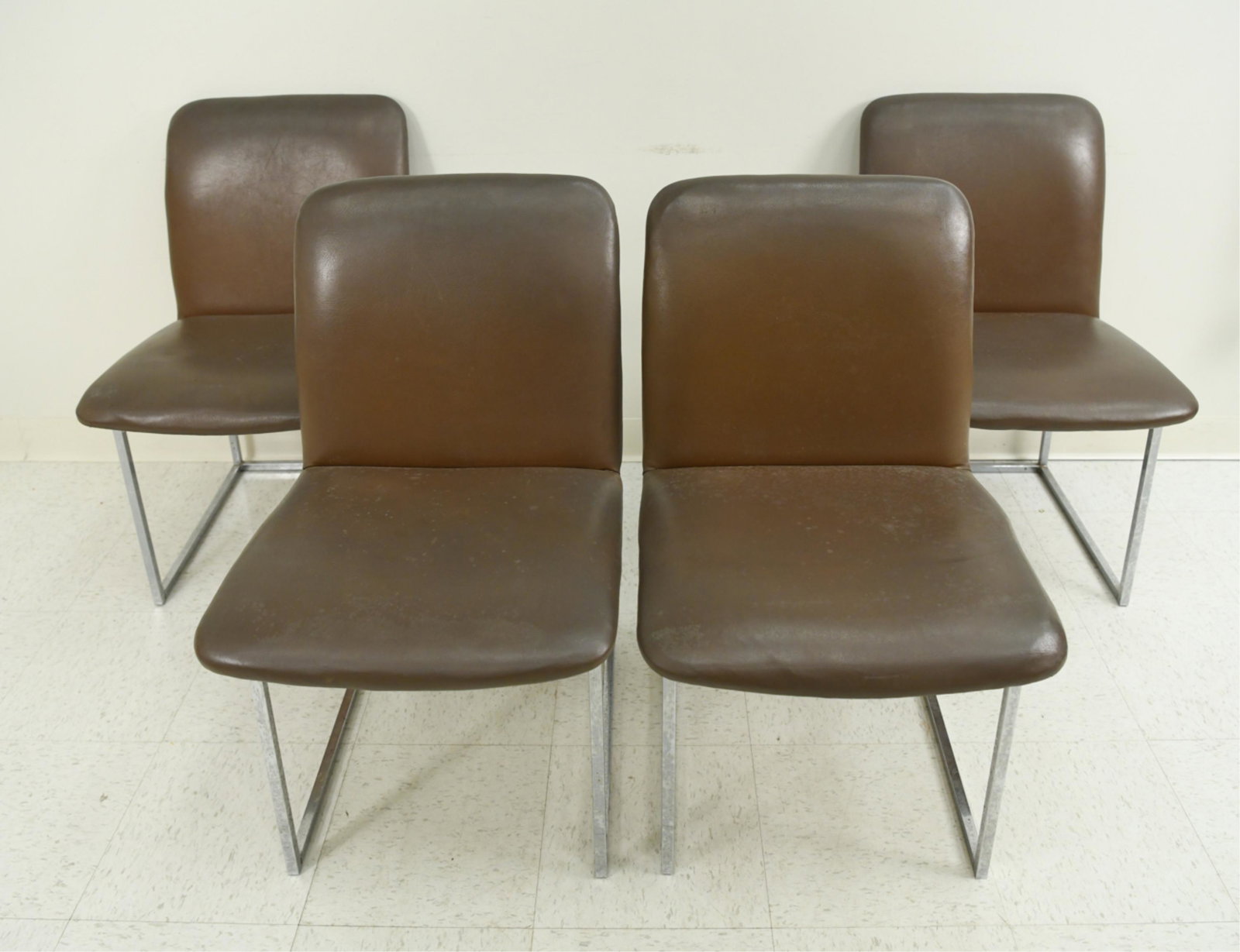(4) MID-CENTURY DIA CHROME DINING CHAIRS: Mid-century. In Milo Baughman style. Chrome and faux leather. Made by Design Institute of American, marked underneath. Dimensions: H 32" x W 19" x D 17.5" x SH 18" Condition: Mold to the upholstery. S