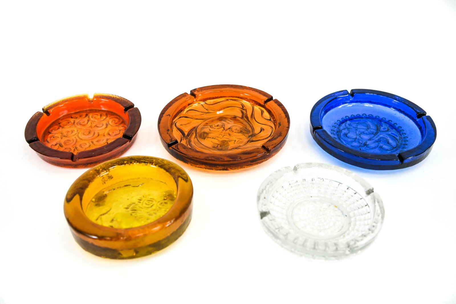 GROUP OF (5) BLENKO GLASS DISHES, BOWLS, 1960-1975: Group of (4) large Mid-Century console trays, originally sold as ashtrays but perfect for trinkets or incense as well. All date between 1960-1975 and feature "IceFloe" pebbled texture. Lot includes: N