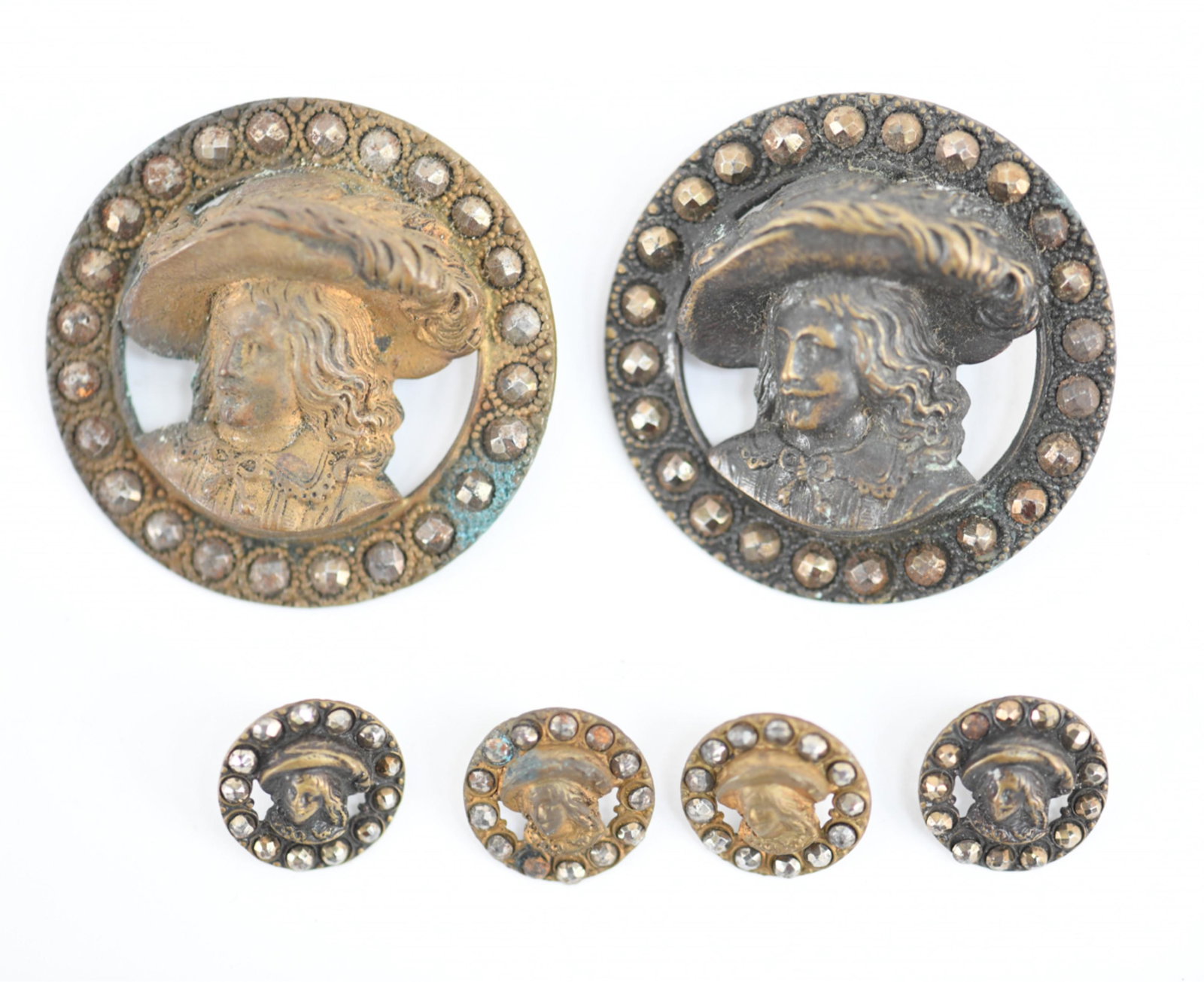 (6) ANTIQUE BRASS CHARLES I PORTRAIT BUTTONS (1 of 8)