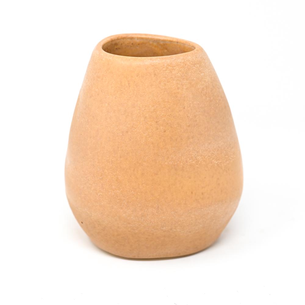 RARE RUSSEL WRIGHT BAUER POTTERY VASE: Sculptural Mid-Century Modern pottery vase by Russel Wright. Organic, beautiful and rare. Russel Wright's Bauer Pottery had a very limited production, produced only 1945-46. A rare chance to own a pie