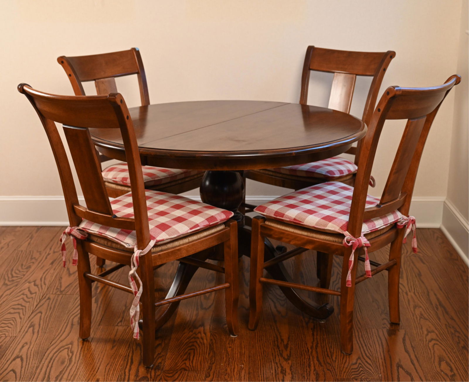 Nichols and stone round dining table deals