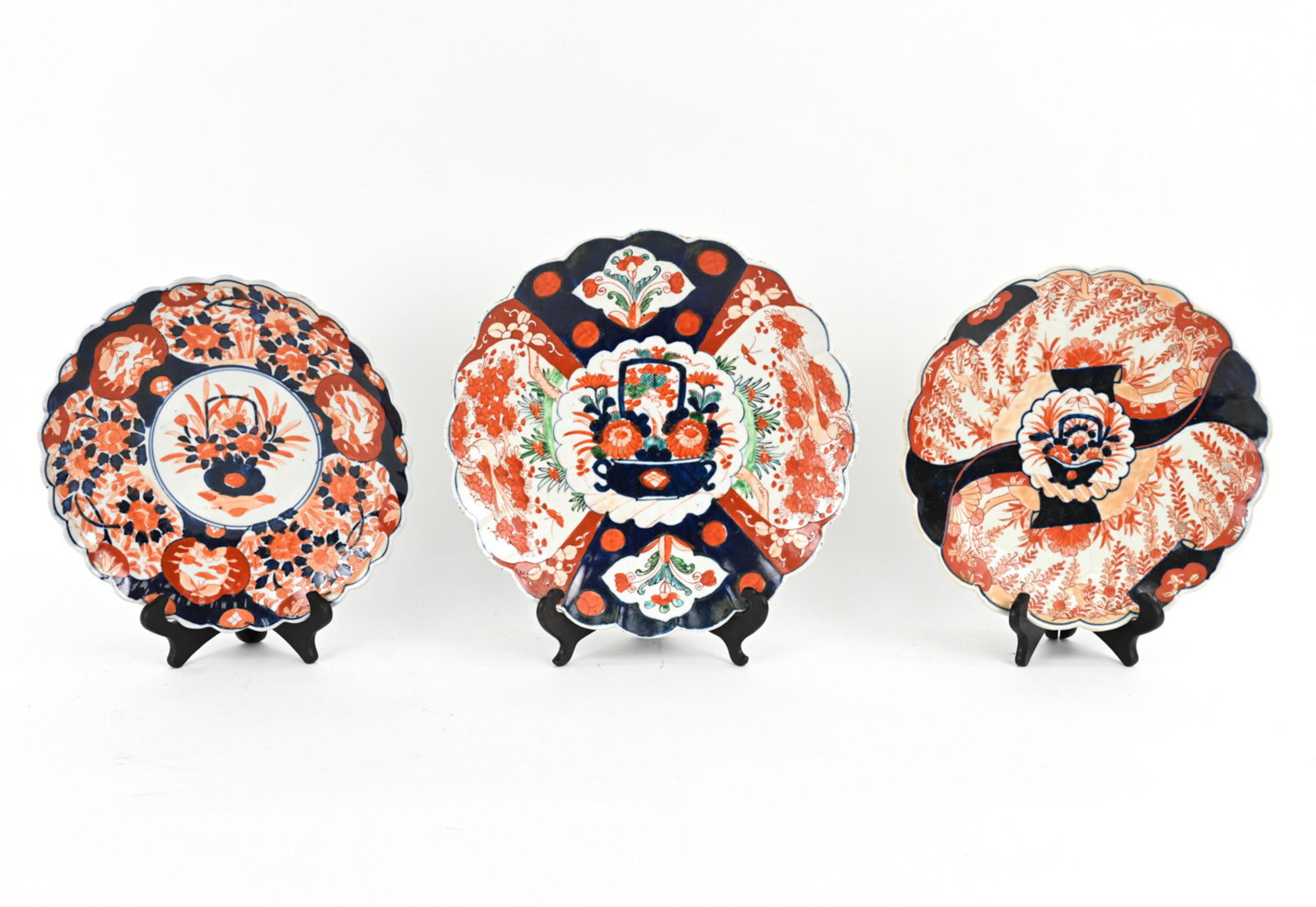 (3) JAPANESE IMARI CHARGERS: Dimensions: H 2" x Dia: 13.5" Condition: Minor chips to bottom rims of plates.