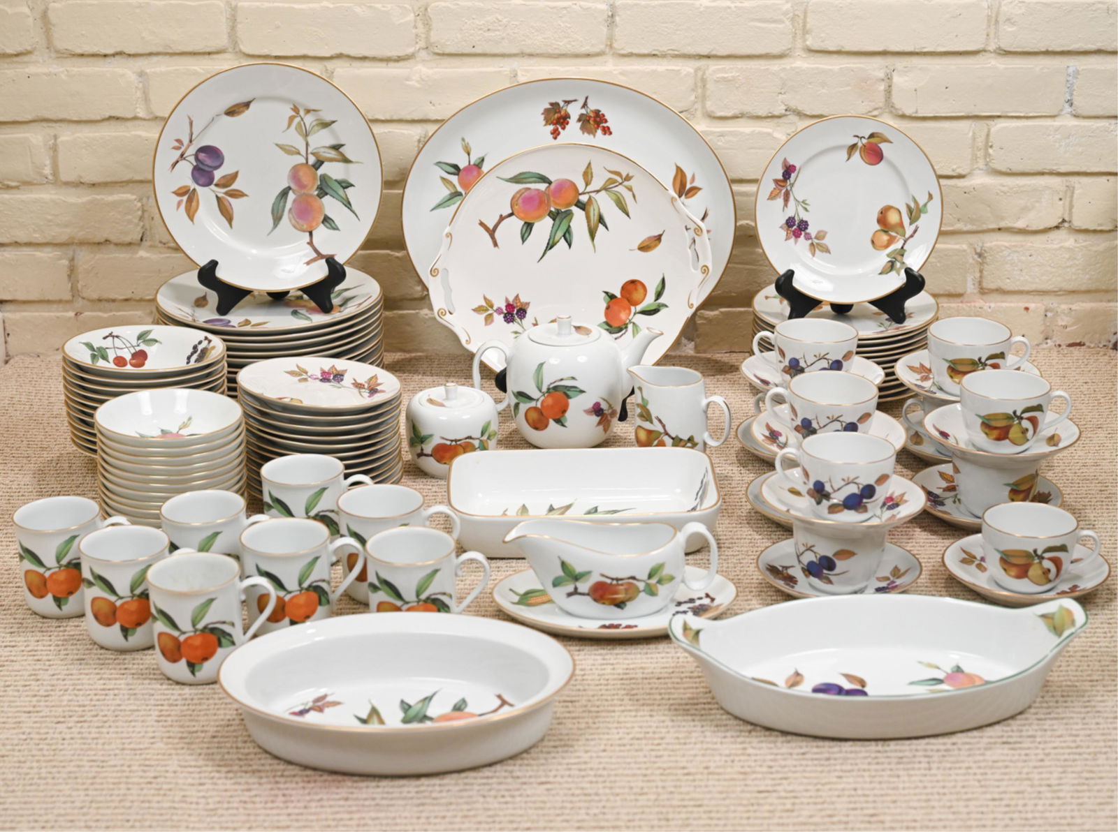 ROYAL WORCESTER EVESHAM PORCELAIN SERVICE (1 of 18)