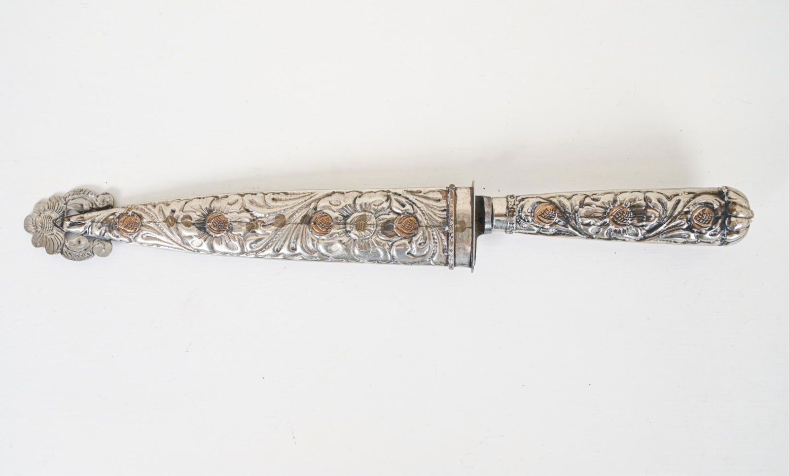 ARGENTINIAN SILVER REPOUSSE SHEATH & KNIFE (1 of 11)