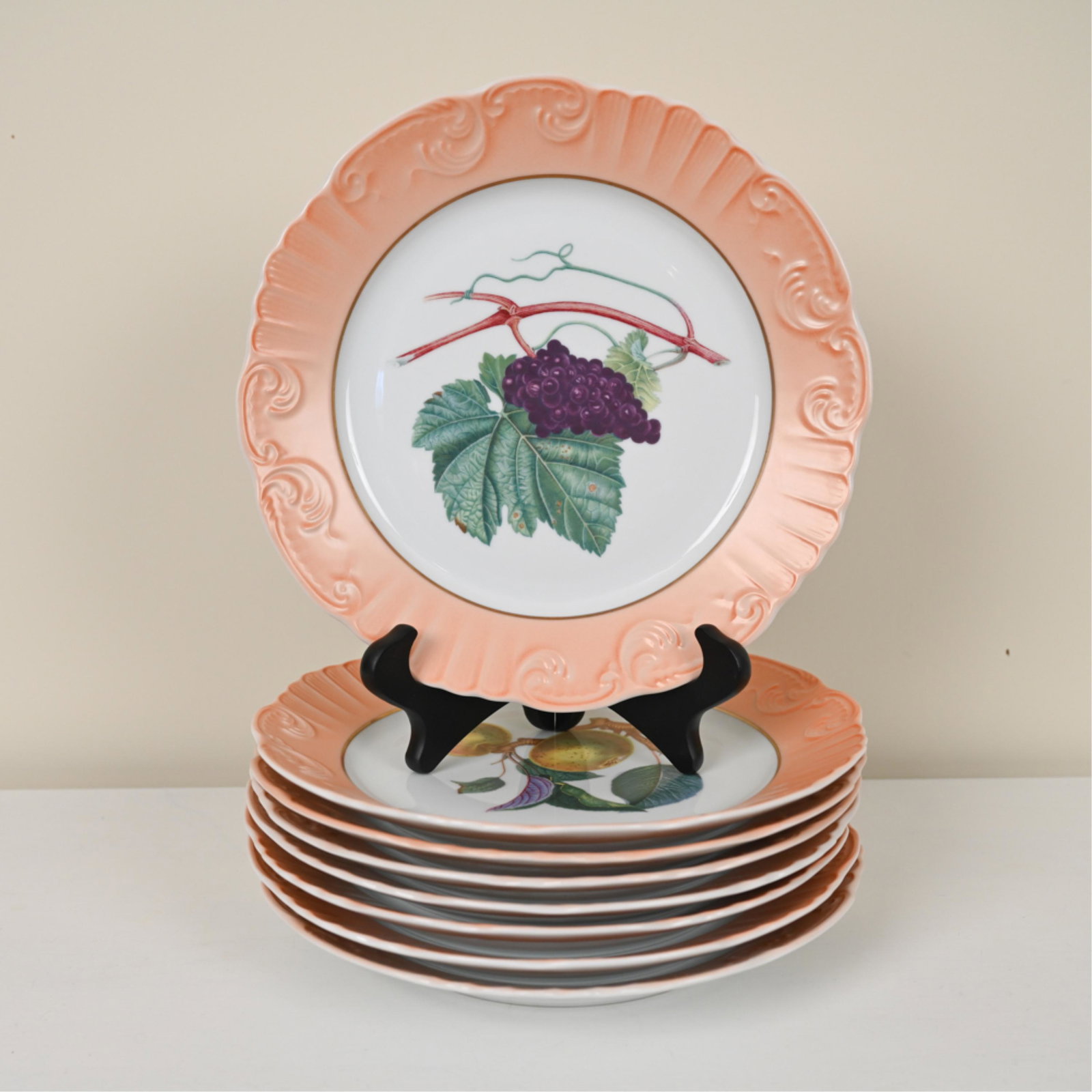 (8) MOTTAHEDEH PORCELAIN FRUIT PLATES: Marked underneath: Mottahedeh VA 1824 Portugal. Dimensions: Dia. 10.25" Condition: No issues to note.