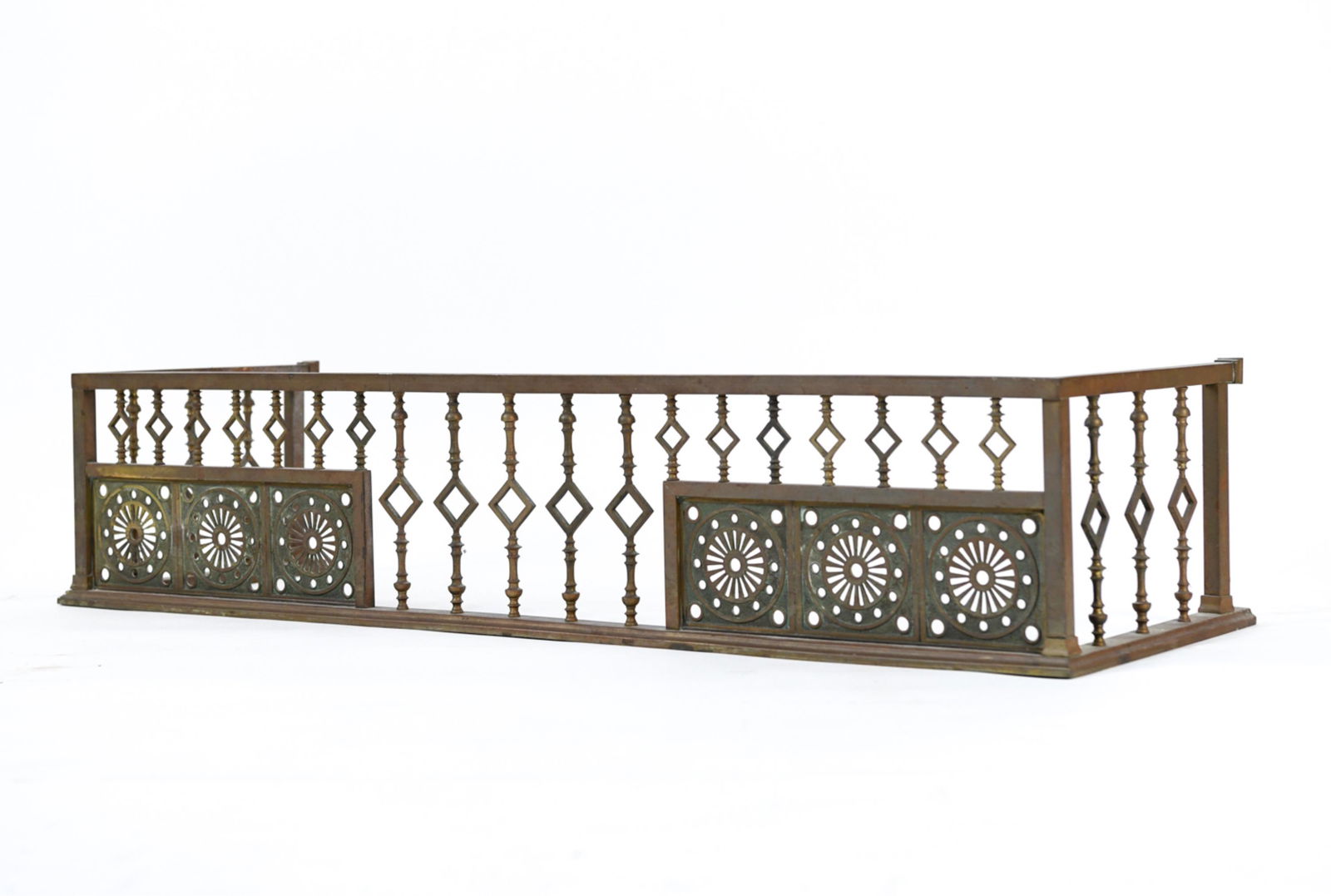 ANTIQUE ARTS & CRAFTS BRASS FIREPLACE FENDER (1 of 17)