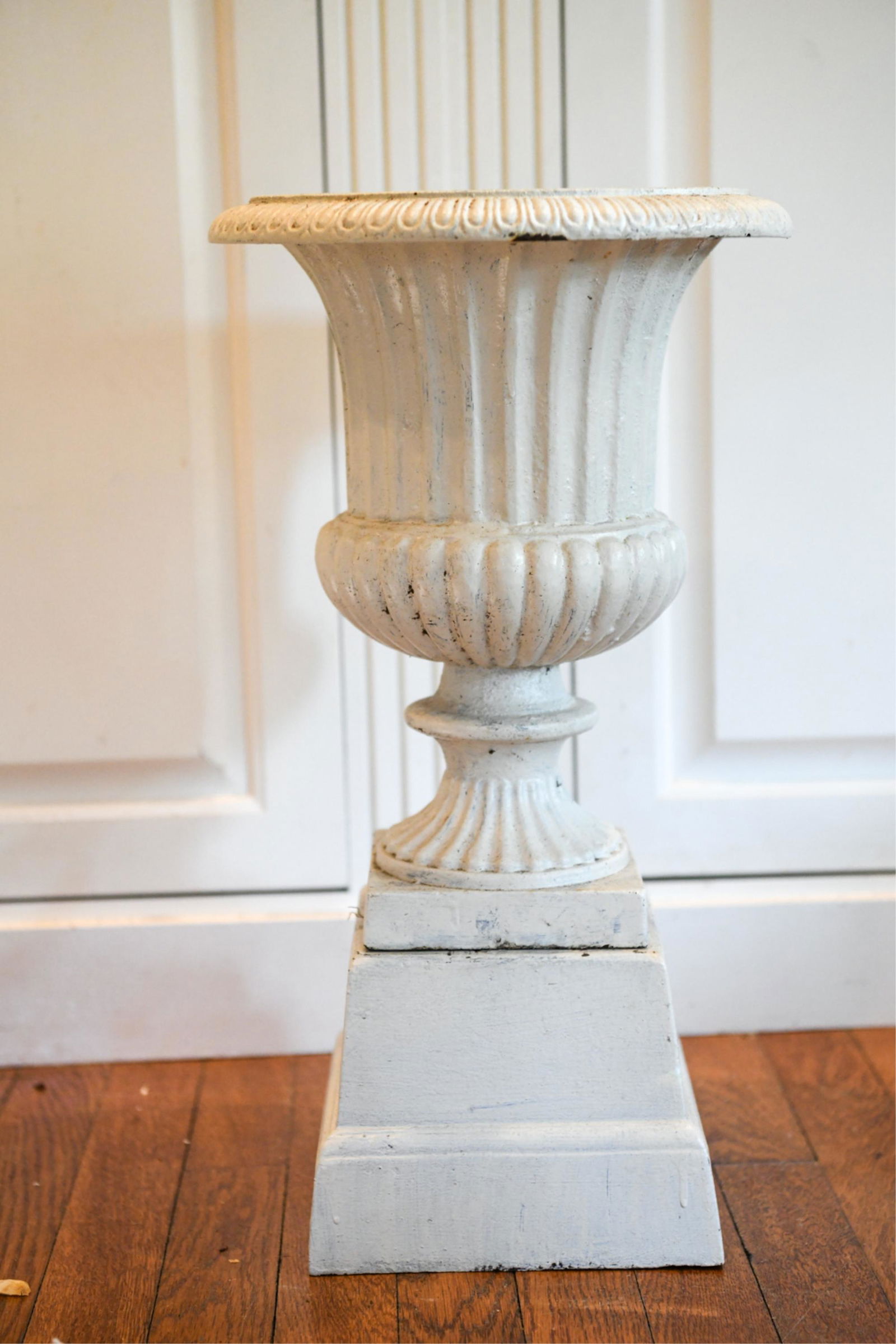 CAST IRON GARDEN URN PLANTER (1 of 6)