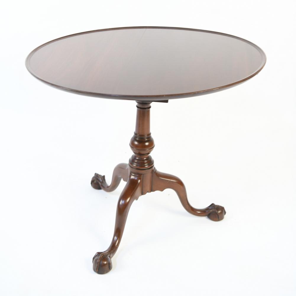 KITTINGER FLIP TOP TABLE: Dimensions: H 29" x Dia. 35" Condition: Light scratches and scuffs to top with fault line mid.