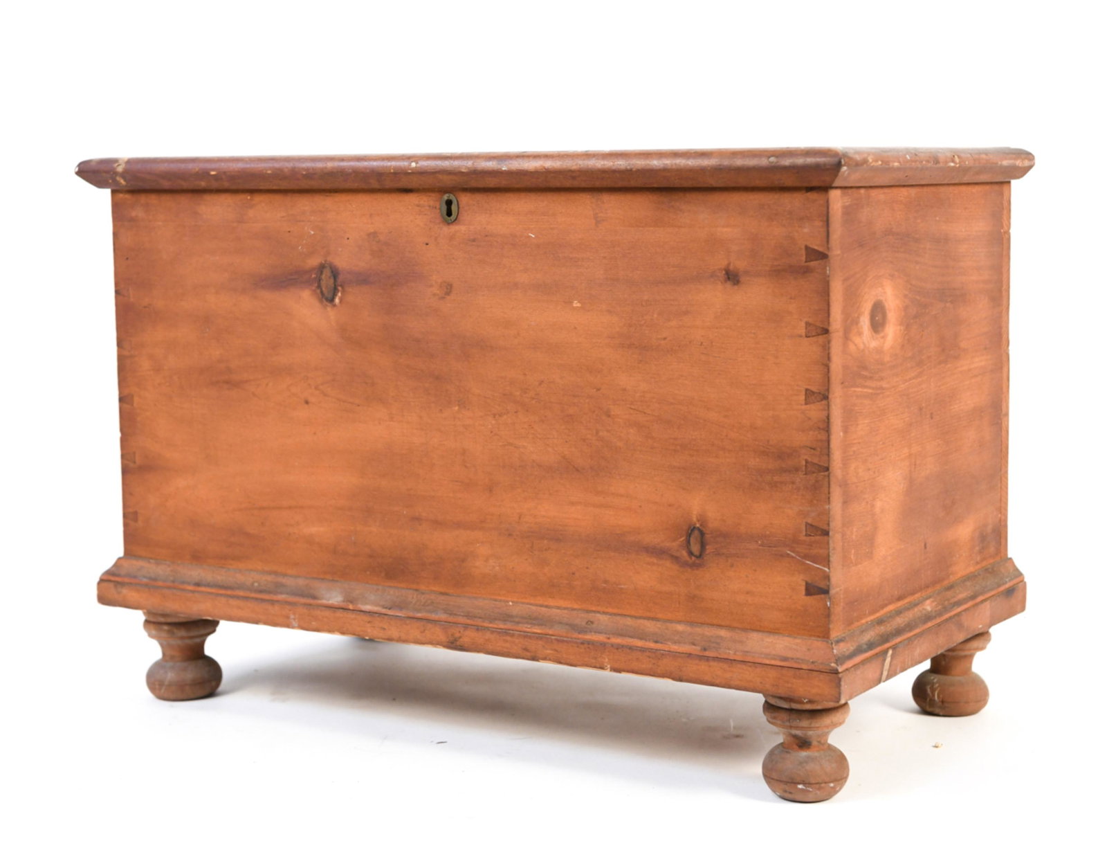 PINE BLANKET CHEST: On bun feet, with dovetailed joints. Dimensions: H 21" x W 32" x D 17" Condition: No key. Some stress cracks to wood. Finish wear, surface discoloration, marks and wear throughout.