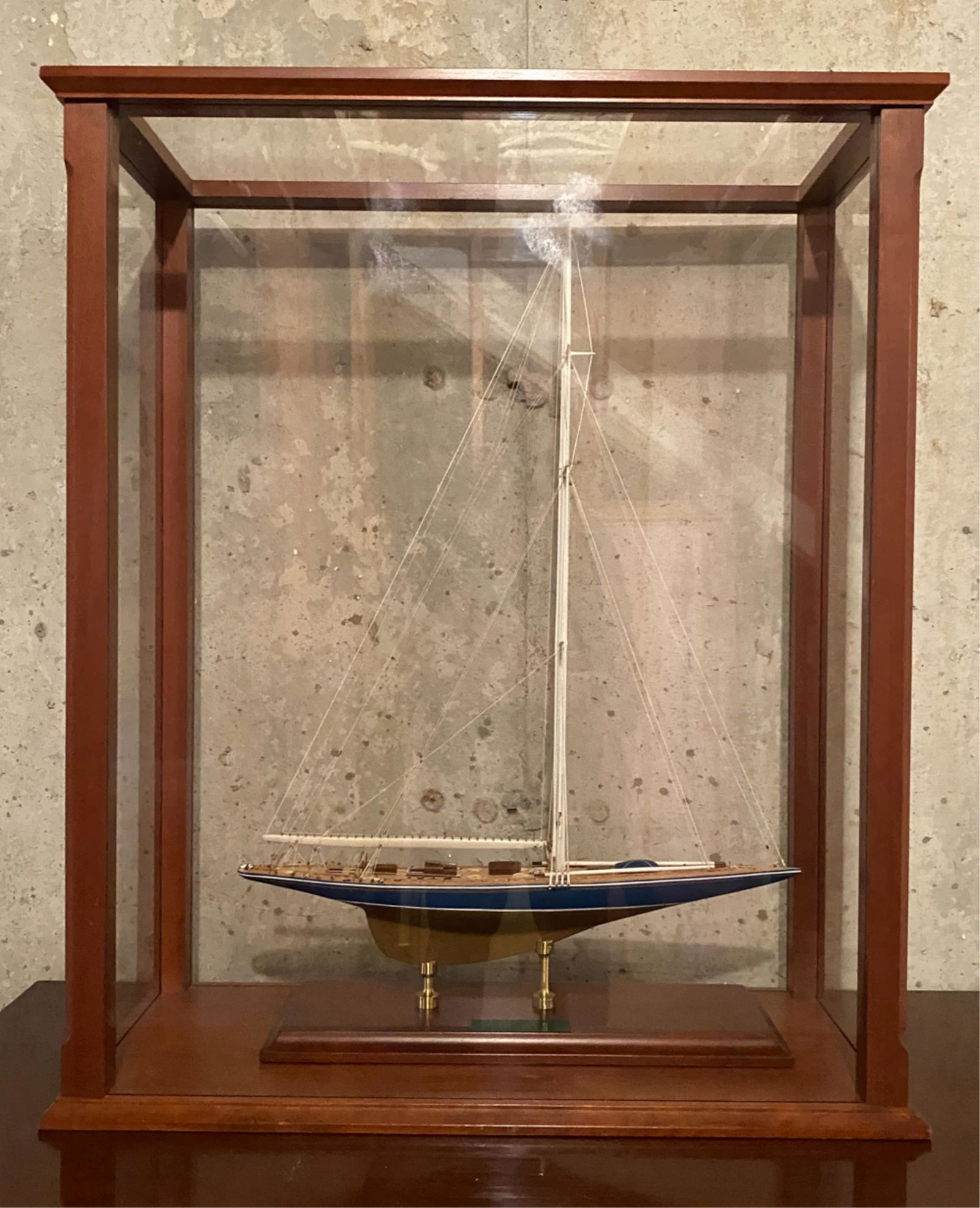 ENDEAVOR MODEL YACHT IN PRESENTATION CASE (1 of 15)
