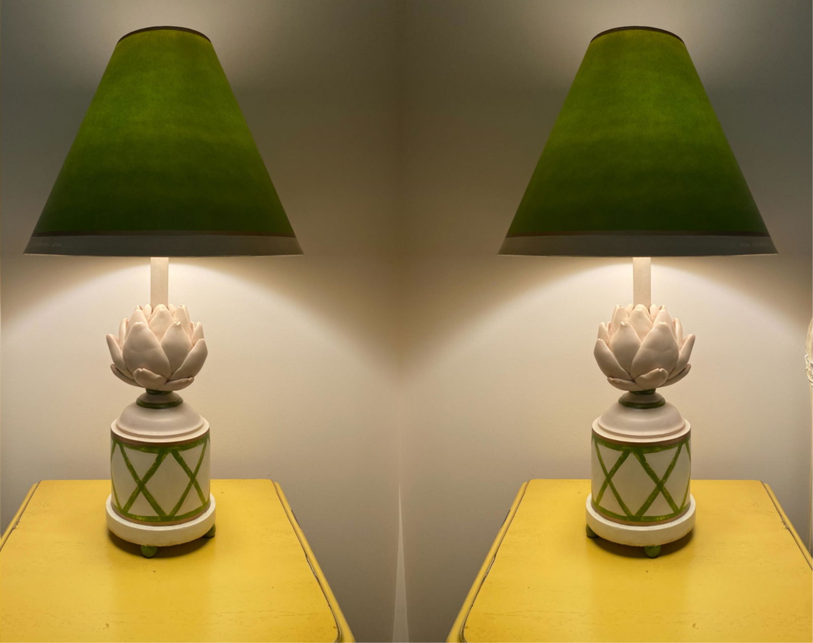 PAIR OF DECORATIVE PAINTED RESIN ARTICHOKE LAMPS (1 of 9)