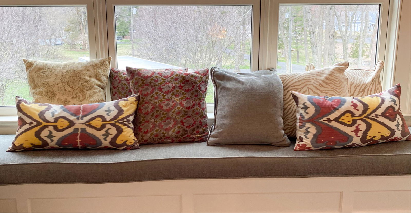 GROUPING OF DECORATIVE THROW PILLOWS (1 of 9)