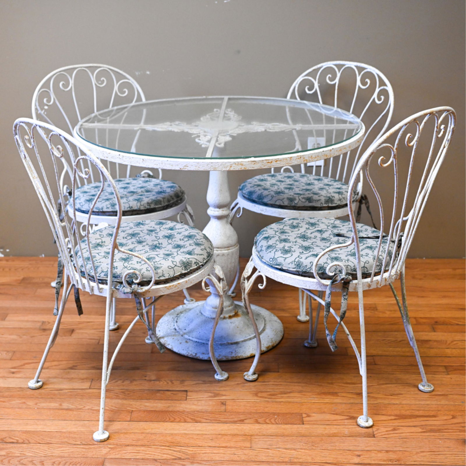 WROUGHT IRON OUTDOOR PATIO TABLE & (4) CHAIRS (1 of 10)