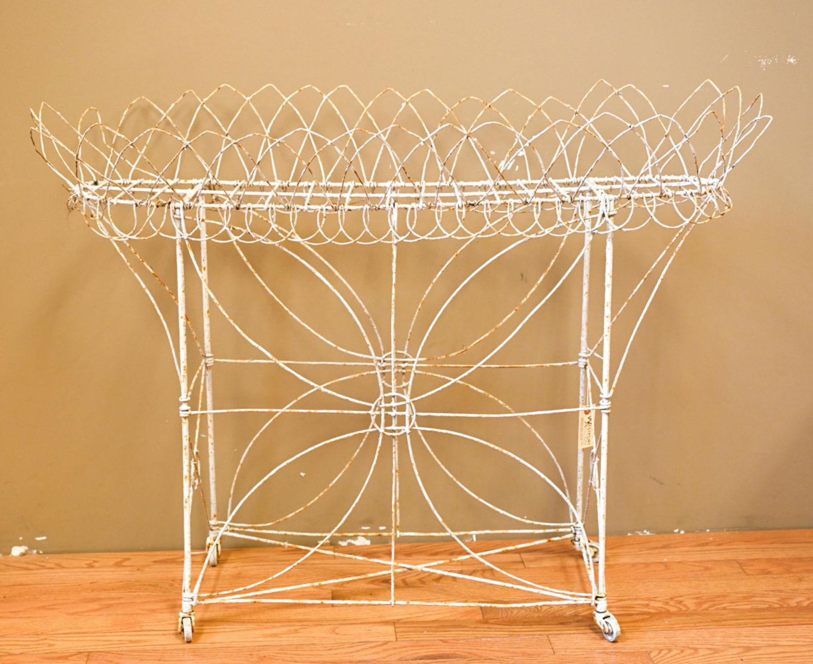 OUTDOOR METAL WIRE GARDEN PLANTER (1 of 7)