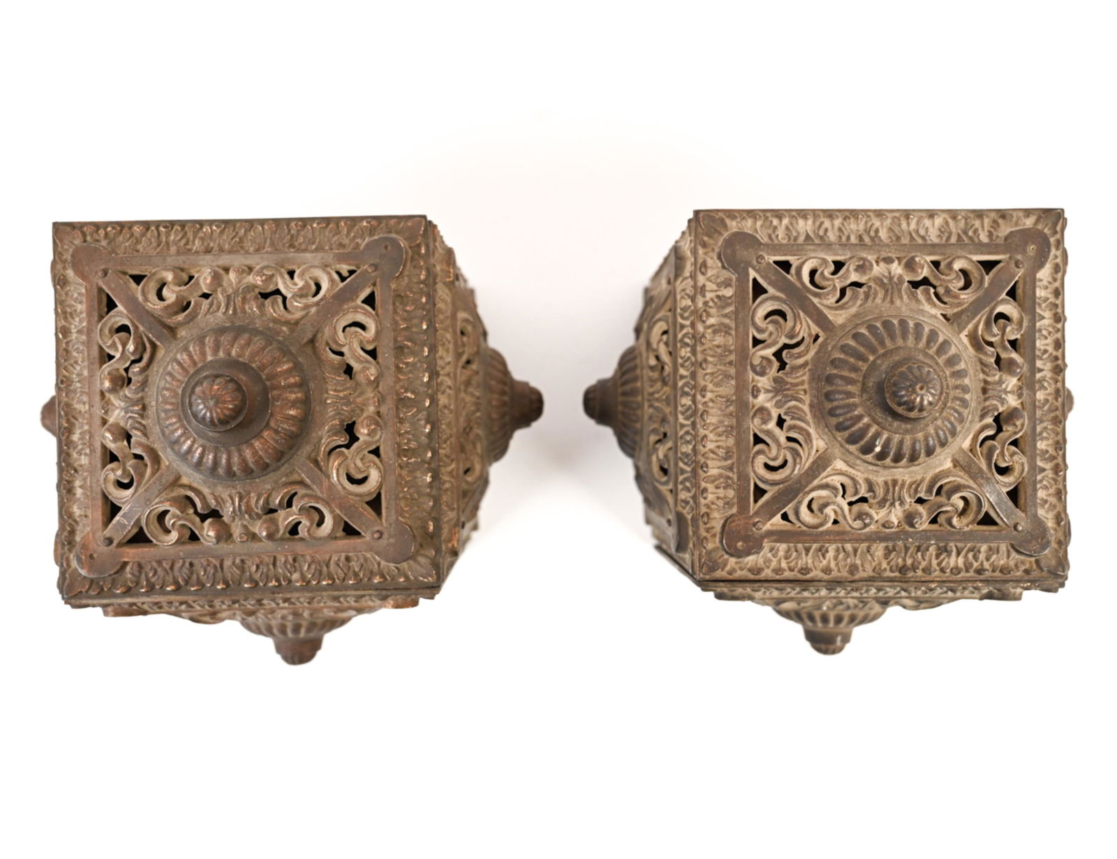 PAIR OF DECORATIVE METAL WALL BRACKETS (1 of 10)