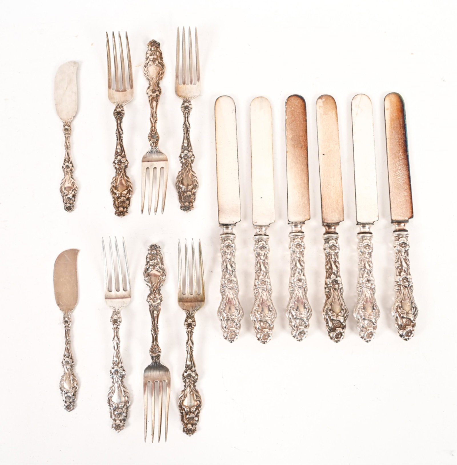 ART NOUVEAU ENGLISH STERLING SILVERWARE: (6) knives, (2) butter spreaders, (6) forks. Marked sterling, hallmarked. Dimensions: (Knife) L 9" Weight: (Weighable) 10.665 ozt Condition: Some tarnish, signs of age and use.