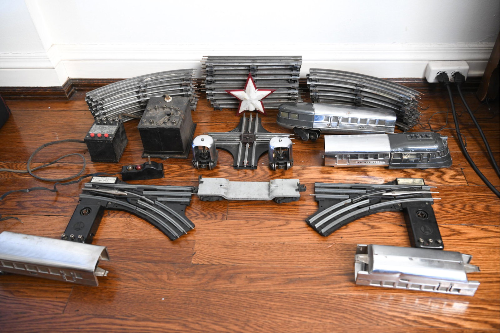 VINTAGE LIONEL TRAINS AND TRACKS (1 of 18)