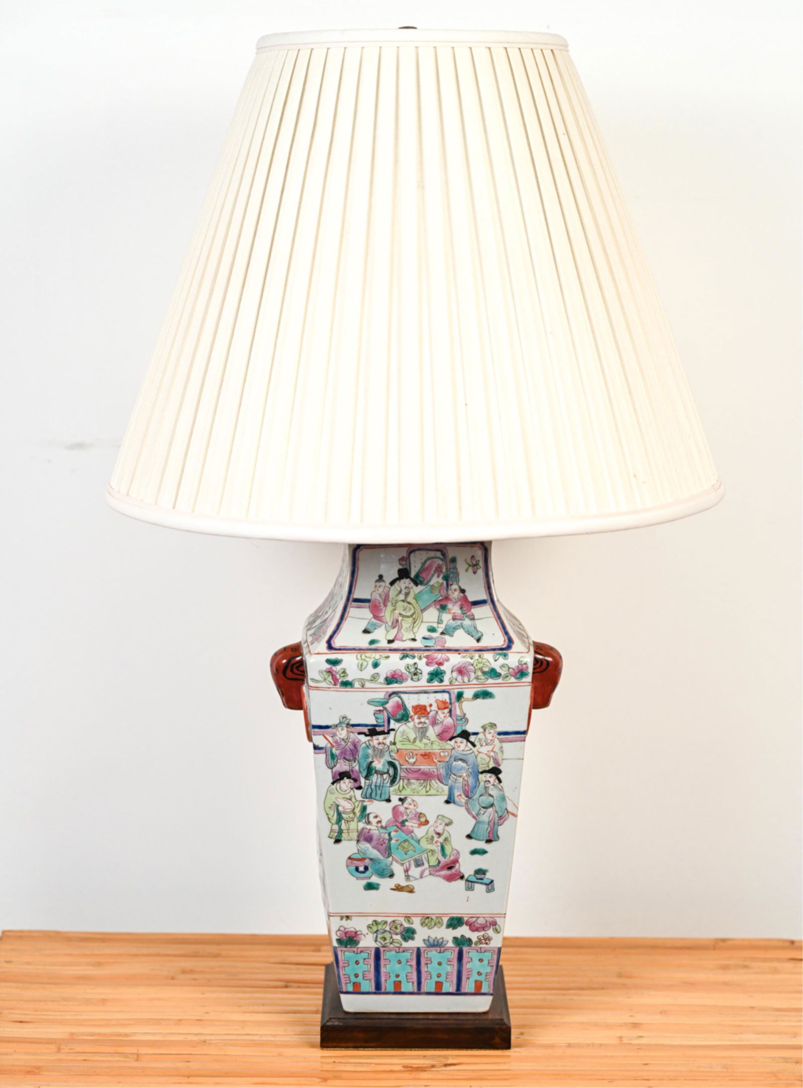 CHINESE HANDPAINTED PORCELAIN TABLE LAMP (1 of 15)