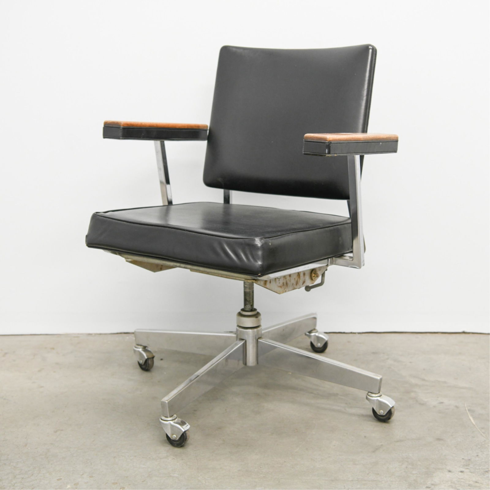 MID-CENTURY DESK CHAIR: Marked to side of base: Bassick Flo-Tork. Dimensions: H 33" x W 24.25" x D 23" x SH 18.5" Condition: Some rust and pitting to chrome. Wear to upholstery at corners including small holes. Finish wear t