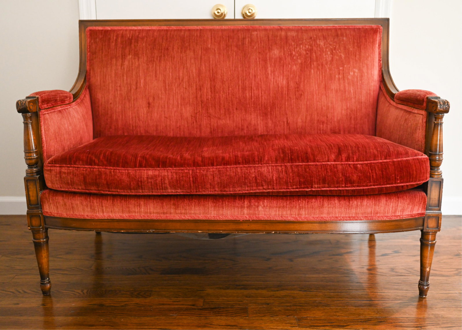 ANTIQUE STYLE SETTEE: Dimensions: H 34" x W 51" x D 27" x SH 19" Condition: Sun fading to upholstery and wood. Wood with some nicks, dings, and scuffs. Soiling to seat cushion.