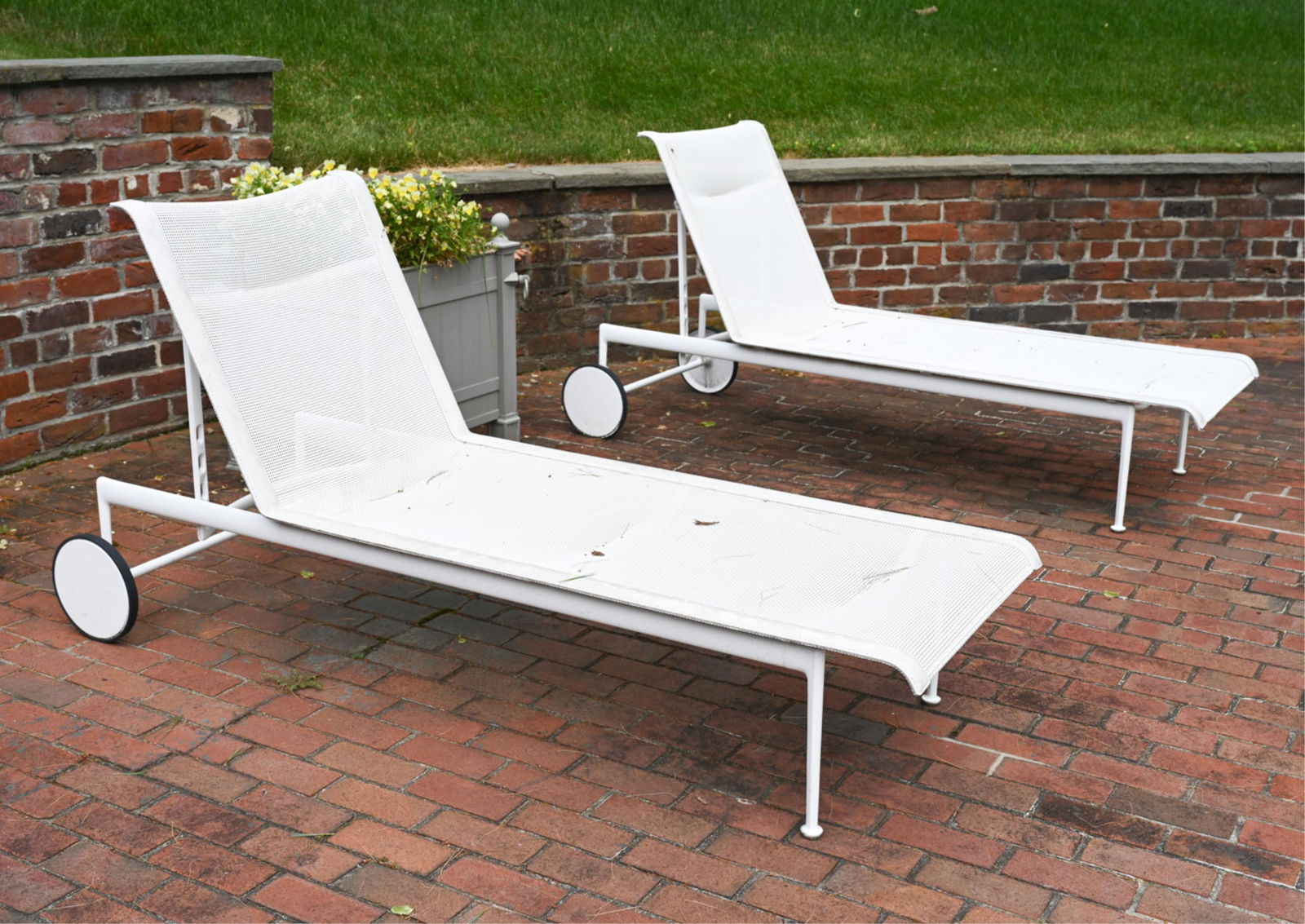 (2) RICHARD SCHULTZ OUTDOOR CHAISE LOUNGE CHAIRS (1 of 9)