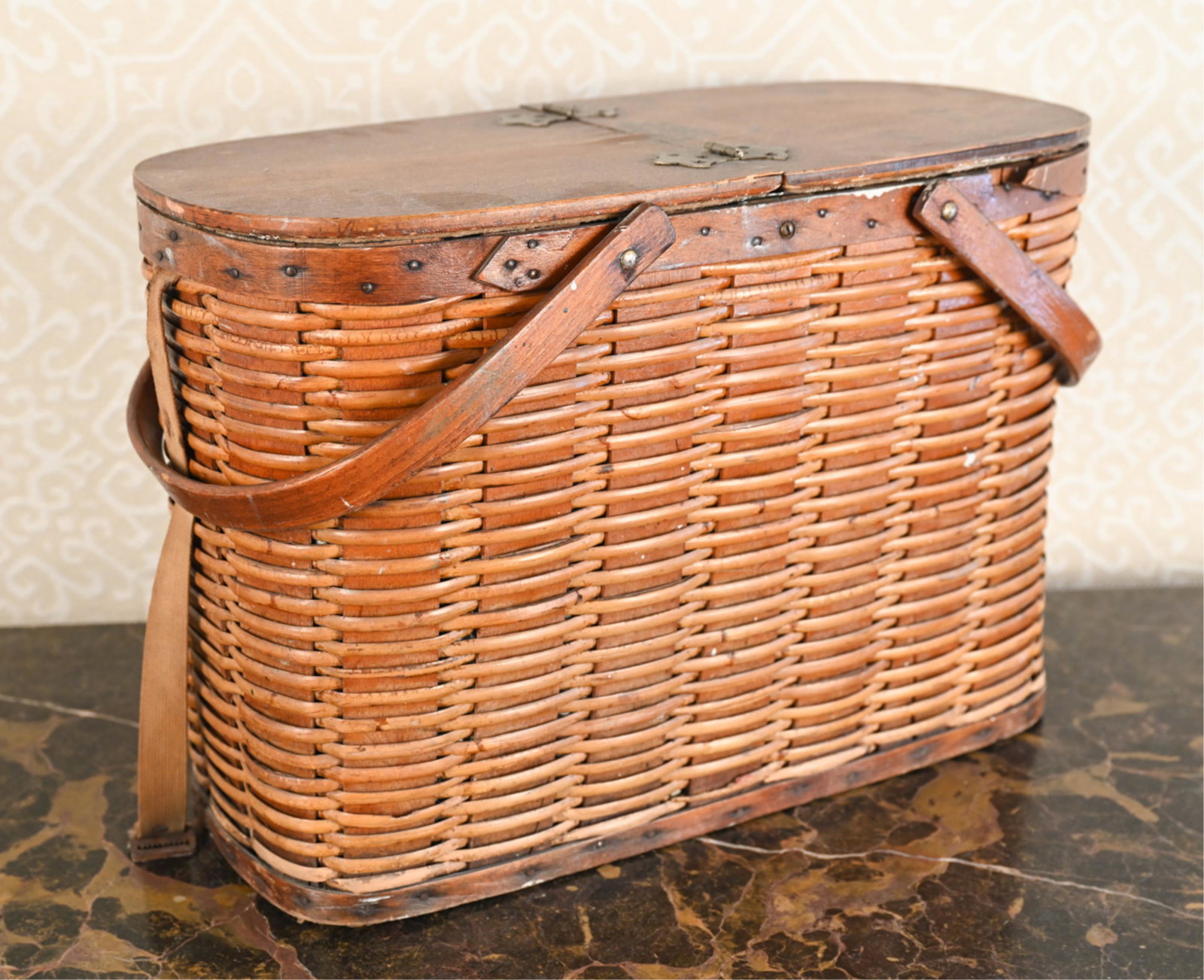 ANTIQUE AMERICAN WICKER PICNIC BASKET (1 of 16)
