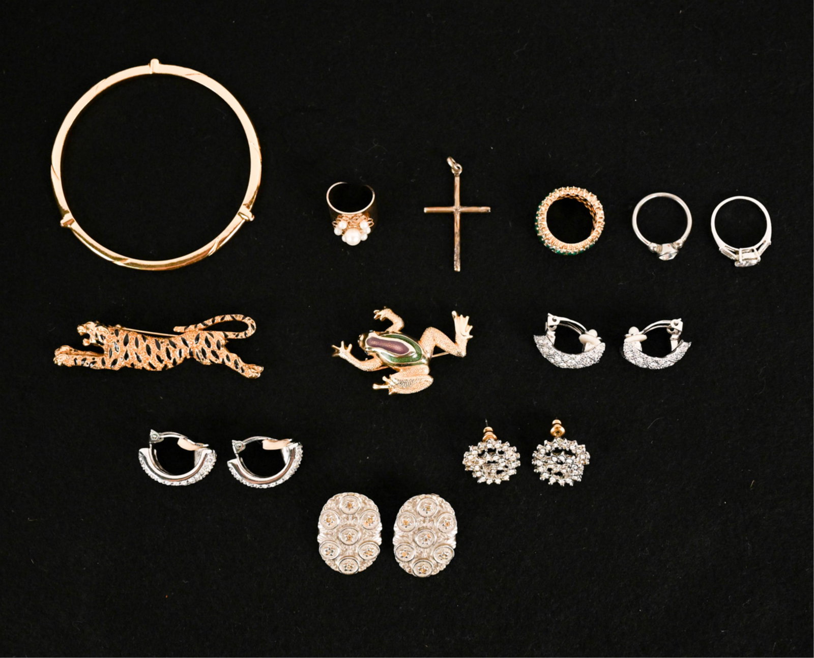 GROUPING OF VINTAGE COSTUME JEWELRY: (12) Pieces of stylish vintage costume jewelry, apparently unmarked, including: (4) rings, (3) pairs of ear clips, (1) pair of post earrings, (2) animal-form brooches, (1) cross pendant and (1) bangle