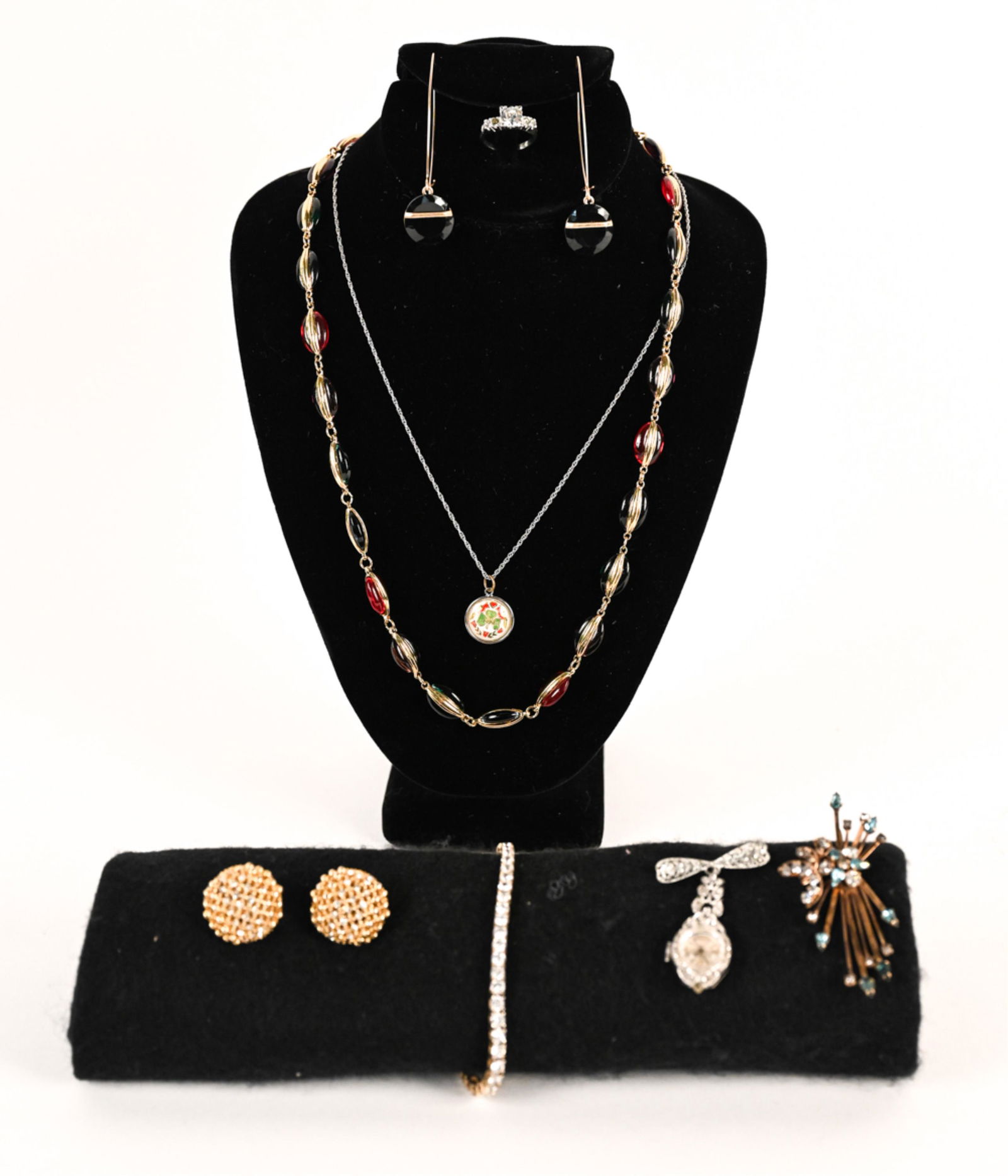 GROUPING OF VINTAGE SIGNED JEWELRY (1 of 20)