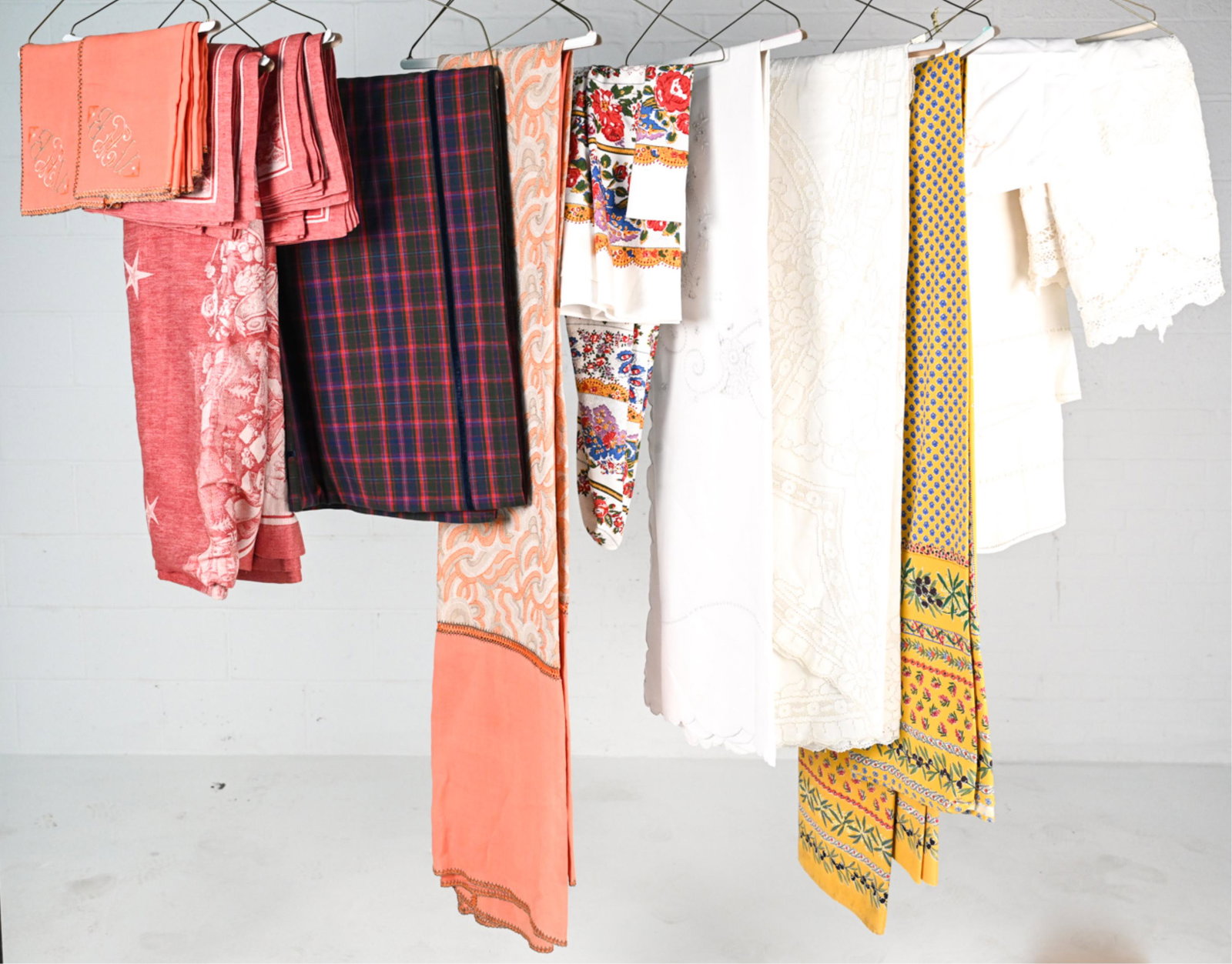 GROUPING OF ASSORTED VINTAGE TABLE LINENS (1 of 11)