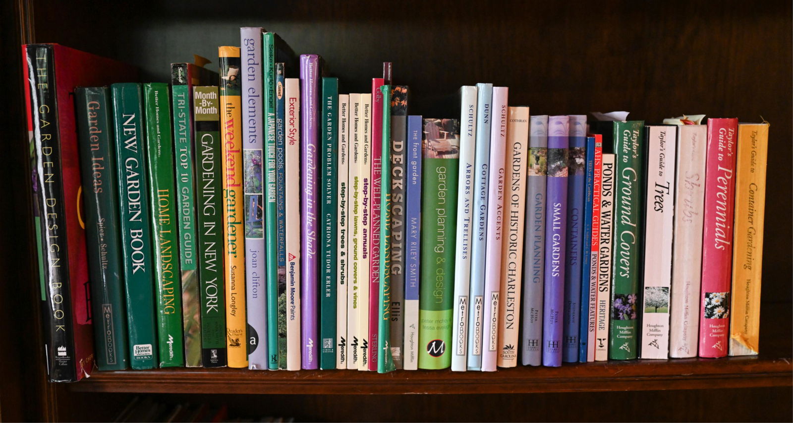 GROUPING OF GARDENING BOOKS (1 of 6)