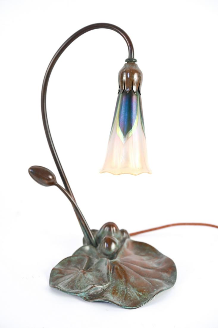 BUFFALO STUDIOS TIFFANY STYLE LILY TABLE LAMP (1 of 9)