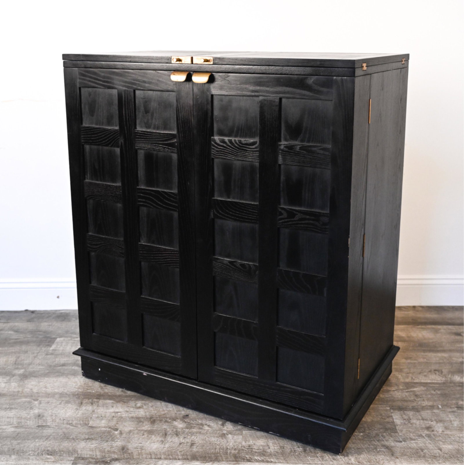 CONTEMPORARY EXPANDABLE FOLDING BAR CABINET: Fine quality expandable folding bar cabinet in the style of Arhaus, with ample wine and liquor bottle storage, a removable cocktail tray, and (2) stemware racks. Dimensions: (Closed) H 42.25" x W 37.5